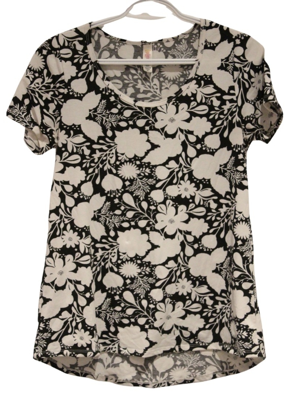 2/$25 🏷 Lularoe Black and White Floral GiGi Shirt Size Medium